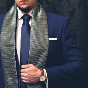 pánsky elegantný formálny hodvábny strieborný šál do obleku