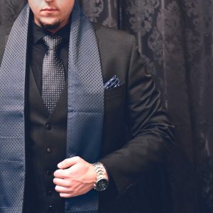 Elegantný pánsky modrý formálny hodvábny šál do saka alebo kabátu