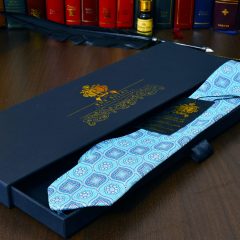 svetlomodrá elegantná hodvábna kravata foulard