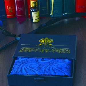 elegantná pánska hodvábna náprsná vreckovka do saka modrá paisley