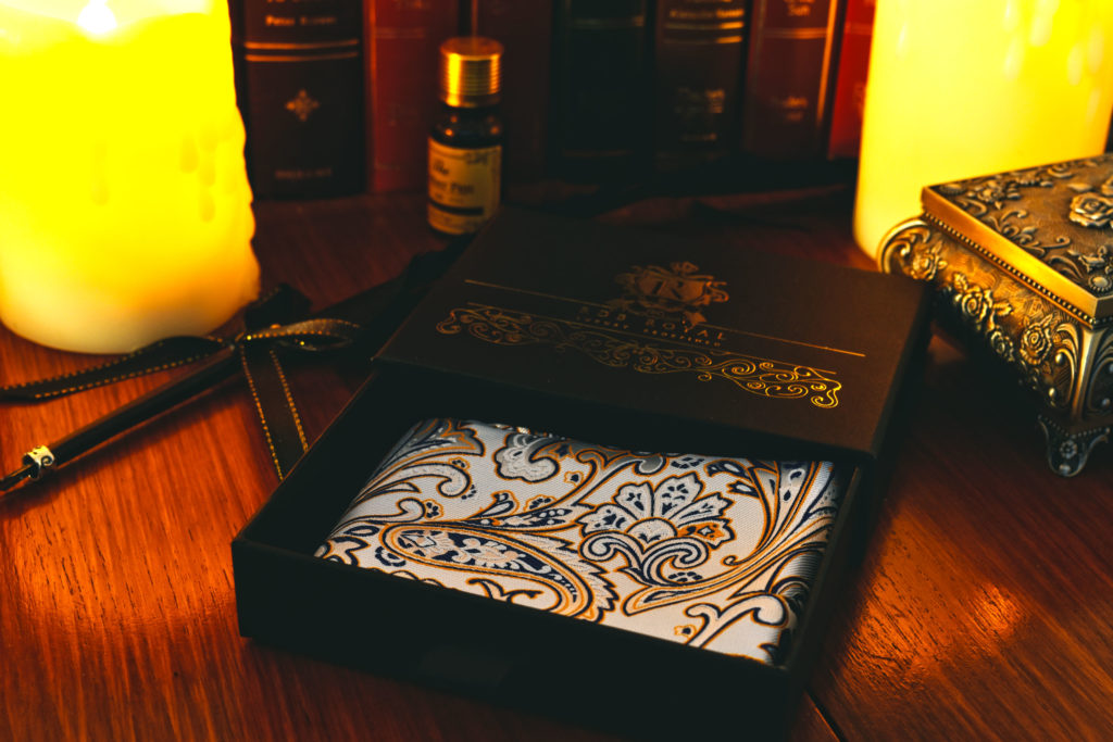Detail produktu: Silk Pocket Square, Paisley, White and Gold