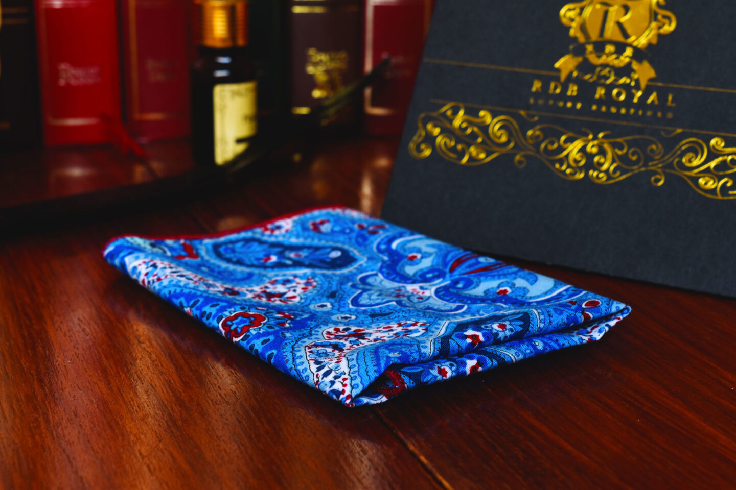 Ďalší pohľad: Cotton Pocket Square, Paisley, Blue with Red Edges