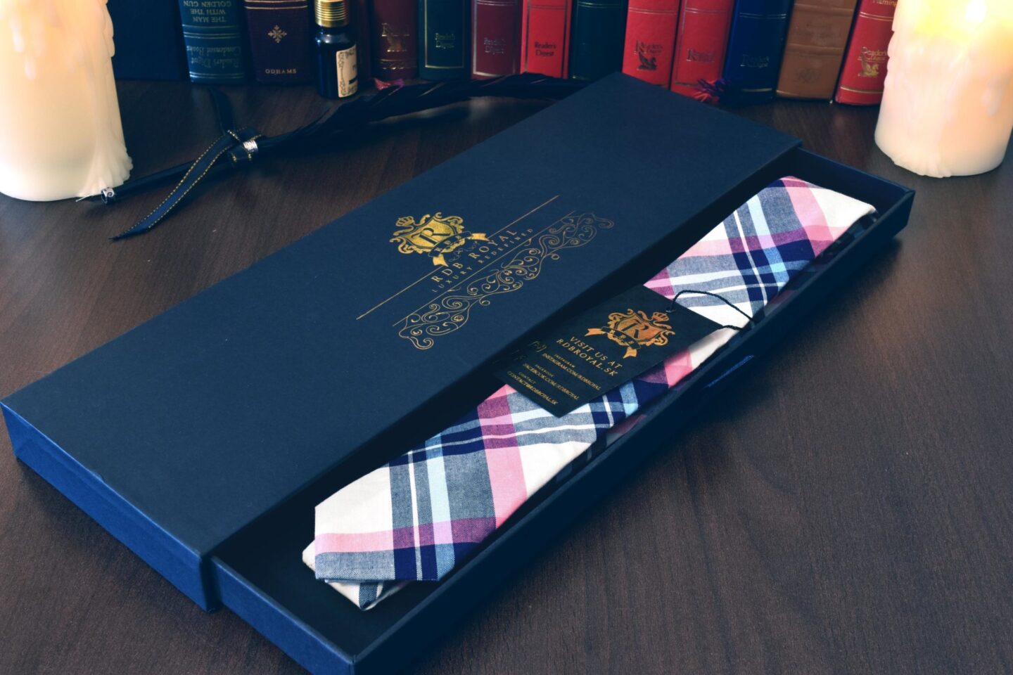 Luxusná bavlnená kravata modro ružovej farby kockovaného vzoru