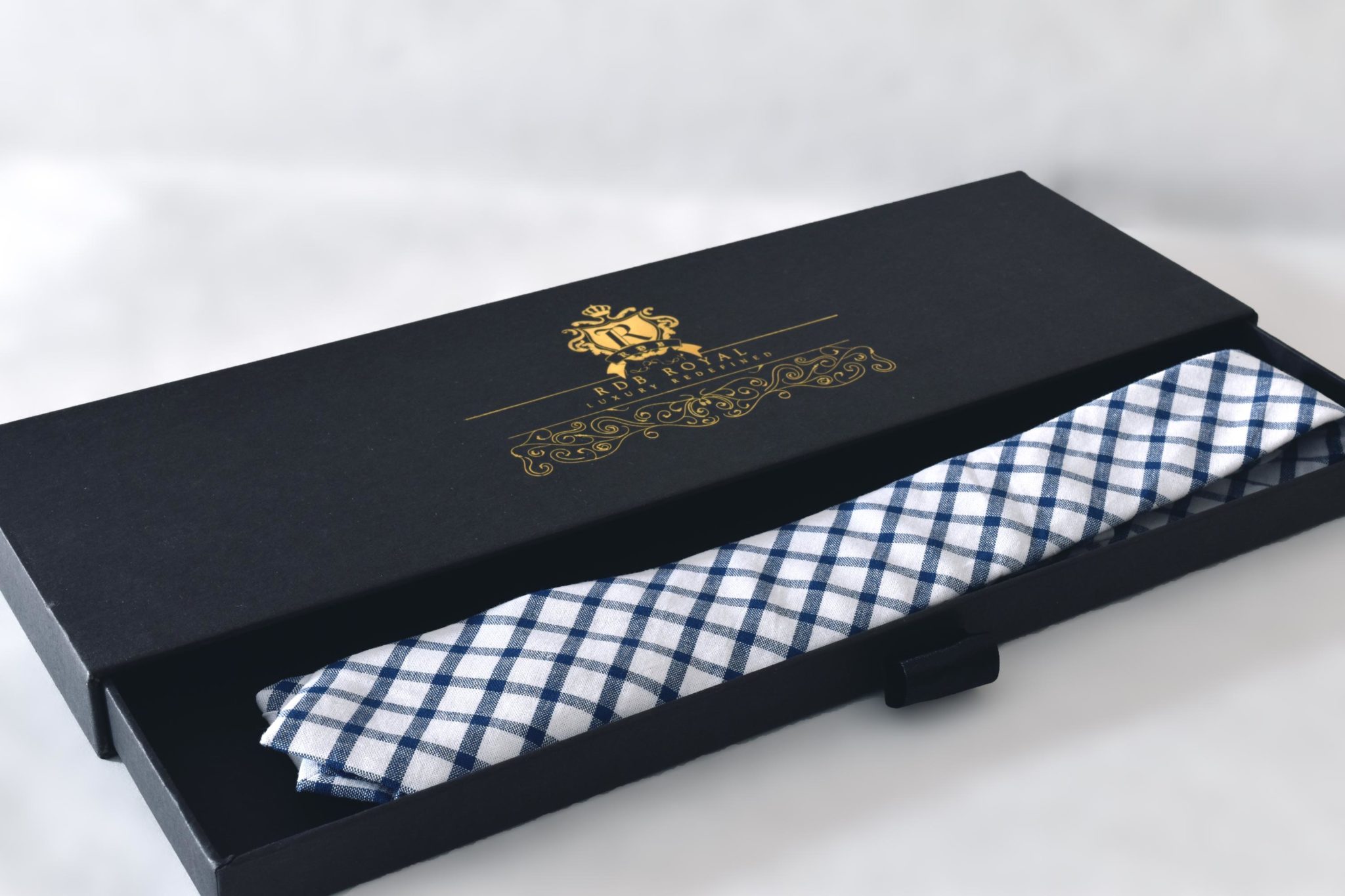 Kockovaná luxusná prémiová bavlnená kravata RDB Royal bielo modrej farby