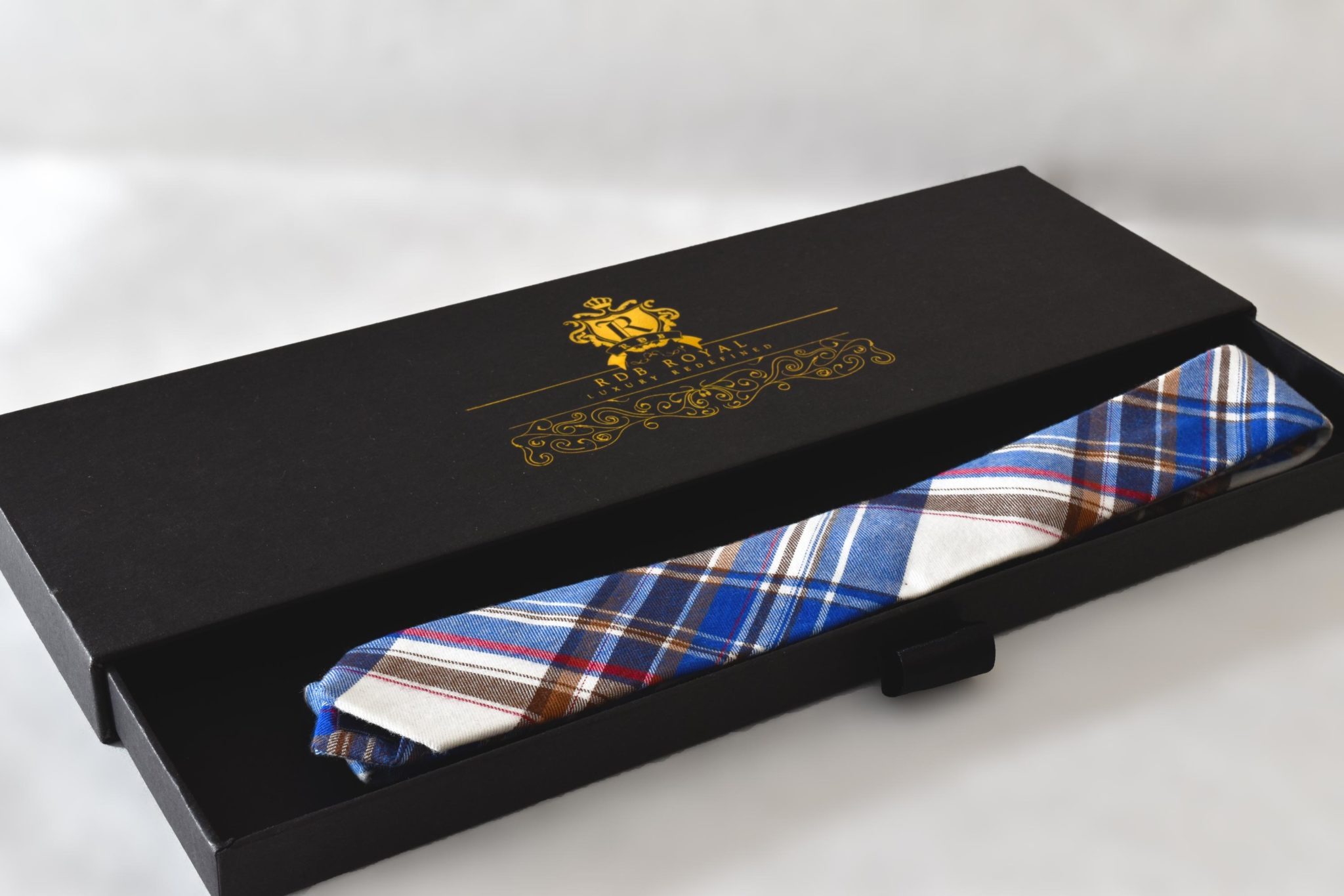 SLIM bavlnená modro červená kockovaná luxusná kravata RDB Royal v darčekovom prestížnom balení